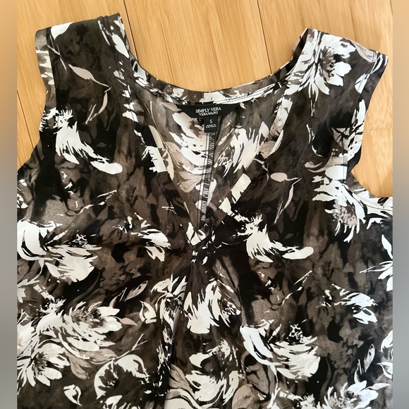 Simply Vera Wang NWT Women’s Small Black White Floral Blouse V-Neck Sleeveless - Picture 7 of 8